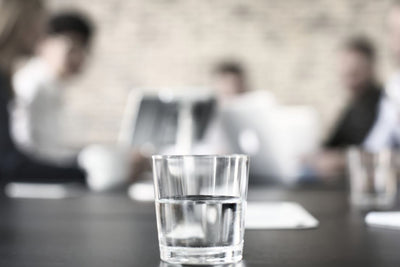 Elektrolyte für den Büroalltag - Richtig trinken am Arbeitsplatz