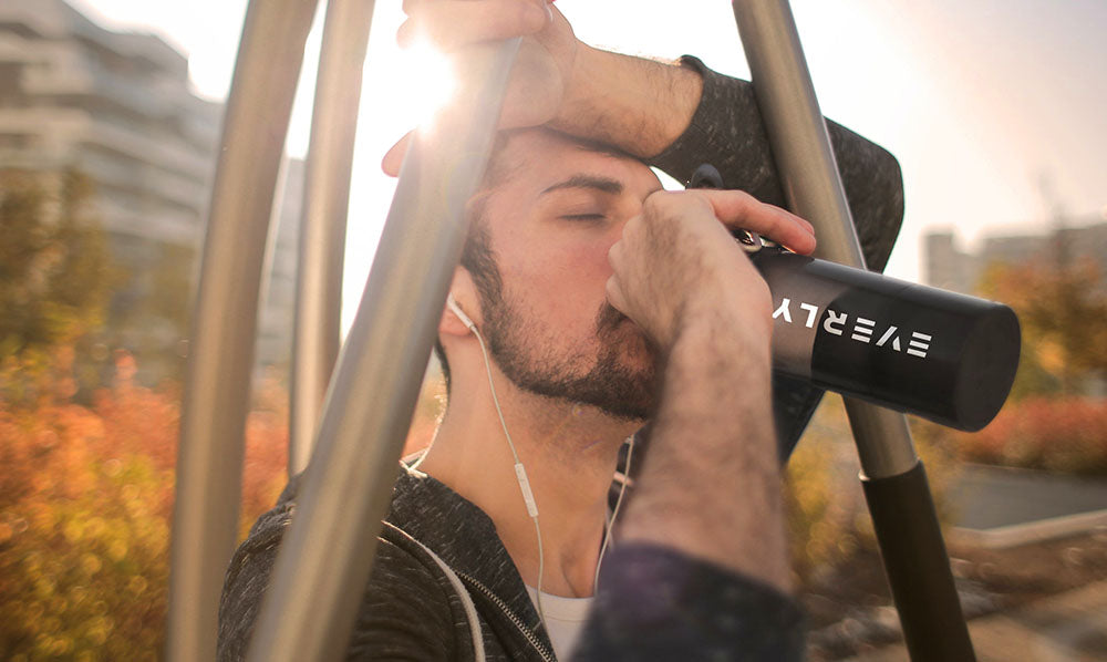 Athlet trinkt einen erfrischenden Everlyte Elektrolyte Drink nach hoher Anstrengung.