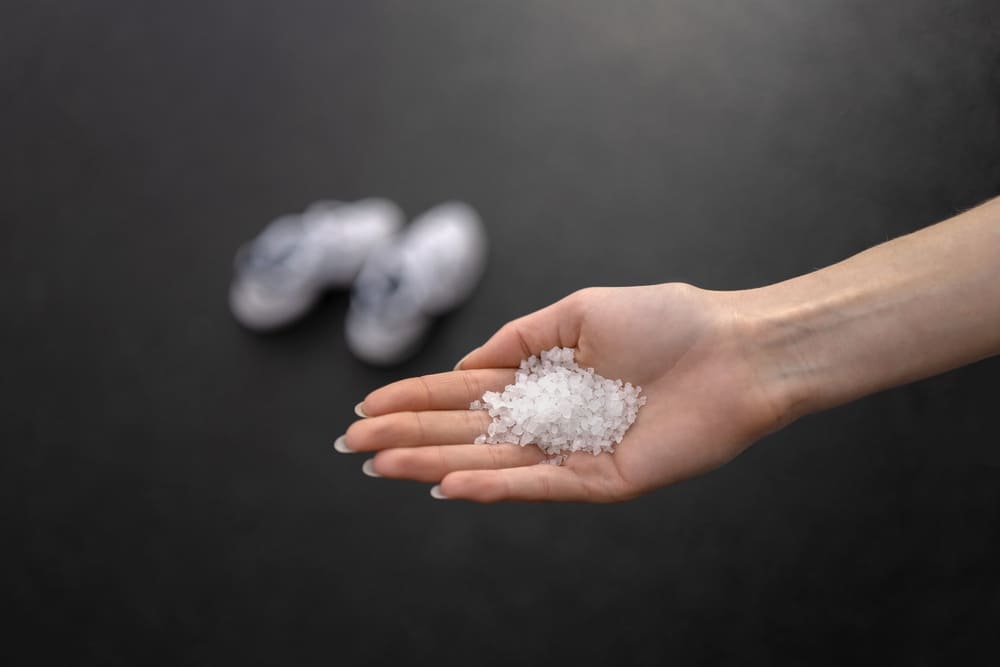 Person hält Salze in der Hand, welche wichtige Elektrolyte und Mineralien beinhalten.